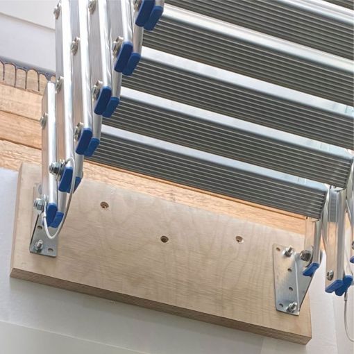 Wellhöfer Scherentreppe mit Stirnbrett waagrecht 2