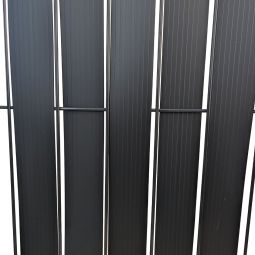 Sichtschutzstreifen vertikal anthrazit mit Klemmschienen 3