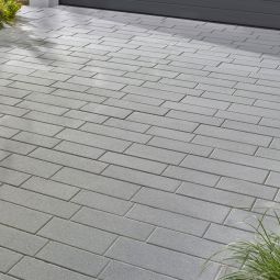 KANN Pflastersteine Adina grau feingestrahlt Läuferverband Dezenter Glimmereffekt, Frost-/Tausalzwiderstandsfähig, Rutschhemmung nach DIN 51130-R13, 8 cm Dicke