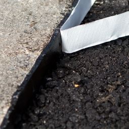 dga BIGUMA-Band PLUS Bitumenfugenband Selbstklebendes Bitumenfugenband für Fugen und Nähte im Asphaltstraßenbau