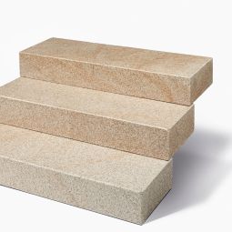 Seltra Natursteine Blockstufen SOL EXACTA+ Granit rötlich-gelb-grau allseits geflammt oder gestockt, gefast, verschiedene Größen