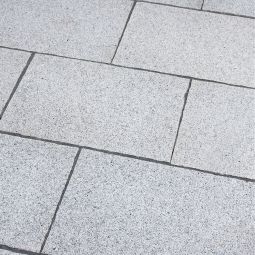 Seltra Natursteine Pflasterplatten BRAVO AMBIENTE Granit edelgrau Oberfläche gesägt & gestockt, Seiten handbekantet, verschiedene Größen