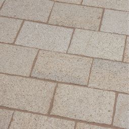 Seltra Natursteine Pflasterplatten SOL AMBIENTE+ -gestockt- Granit rötlich-gelb-grau Oberfläche gesägt & gestockt, Seiten handbekantet, verschiedene Größen