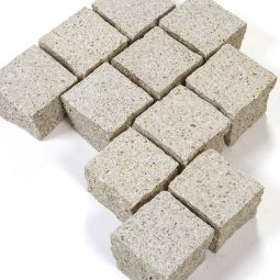 Seltra Natursteine Pflastersteine SOL AMBIENTE+ -gestockt- Granit rötlich-gelb-grau Oberfläche feingestockt, Seiten gespalten, verschiedene Größen