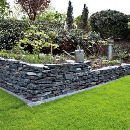 Mauersteine Naturstein Gartenmauer Schiefer schwarz teilweise gespalten, ca. 15-40 cm