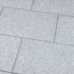 Seltra Natursteine Terrassenplatten BRAVO EXACTA Granit edelgrau Herkunft China Oberfläche geflammt, Seiten gesägt, Kanten gefast, verschiedene Größen