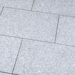 Seltra Natursteine Terrassenplatten BRAVO EXACTA+ Granit edelgrau Herkunft Vietnam Oberfläche geflammt & leicht gebürstet, Kanten gefast, verschiedene Größen