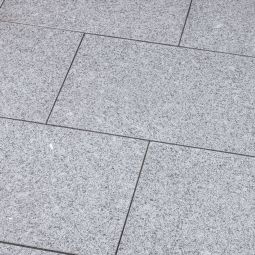 Seltra Natursteine Terrassenplatten BRAVO EXACTA Granit satiniert edelgrau Oberfläche geflammt & gebürstet, Kanten gefast, verschiedene Größen
