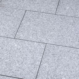 Seltra Natursteine Terrassenplatten BRAVO EXACTA+ satiniert Granit edelgrau Oberfläche geflammt & gebürstet, Kanten gefast, verschiedene Größen