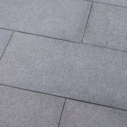 Seltra Natursteine Terrassenplatten GALA EXACTA NEW satiniert Granit anthrazit Herkunft Vietnam Oberfläche geflammt & gebürstet, Kanten gefast, verschiedene Größen