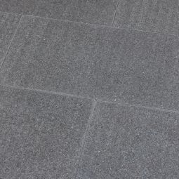 Seltra Natursteine Terrassenplatten IMPALA BLACK satiniert Gabbro anthrazit-schwarz Oberfläche geflammt, wassergestrahlt & gebürstet, verschiedene Größen