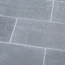 Seltra Natursteine Terrassenplatten MARRAKESCH BLAUGRAU EXACTA Kalkstein grau-blau Oberfläche spaltrau, Seiten gesägt, Kanten gefast, verschiedene Größen