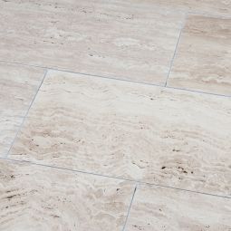 Seltra Natursteine Terrassenplatten VANILLA ROMANA liniert satiniert Travertin creme-beige Oberfläche geschliffen & gebürstet, Kanten gefast, verschiedene Größen