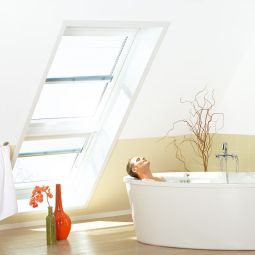 VELUX Dachfenster Lichtlösung LICHTBAND GPU Kunststoff ENERGIE PLUS weiß Fenster Ein Dachfenster-Set bestehend aus: Klapp-Schwingfenster 3-fach Standard-Verglasung, Zusatzelement, Eindeckrahmen, Verlängerungsteil