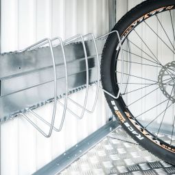 Biohort Fahrradständer bikeHolder für Gerätehäuser und HighBoard, Set für 3 Räder Optimales Abstellen von Fahrrädern durch verstellbare Klemmbügel