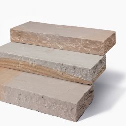 Seltra Natursteine Blockstufen BOLERO Sandstein beige-sand-grau-braun Oberfläche spaltrau, Seiten eben nachgespitzt, verschiedene Größen