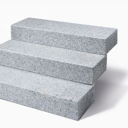 Seltra Natursteine Blockstufe BRAVO EXACTA+ Granit edelgrau Herkunft Vietnam allseits geflammt, leicht gebürstet, gefast, 15x35x50-150 cm