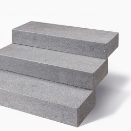 Seltra Natursteine Blockstufe GALA EXACTA Granit anthrazit Herkunft China allseits geflammt, Kanten gefast, 15x35x50-150 cm