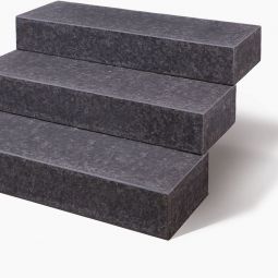 Seltra Natursteine Blockstufe SANOKU® ELEGANCE Basalt anthrazit-schwarz allseits geflammt, satiniert, Kanten gefast, 15x35x50-150 cm