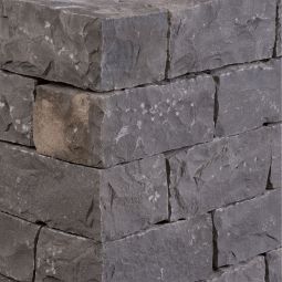 Seltra Natursteine Mauersteine SANOKU® Basalt anthrazit-schwarz allseits gespalten und überspitzt, verschiedene Größen