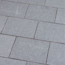 Seltra Natursteine Pflasterplatten GALA AMBIENTE Granit anthrazit Herkunft China Oberfläche gesägt & geflammt, Seiten handbekantet, verschiedene Größen