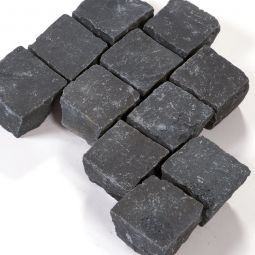 Seltra Natursteine Pflastersteine SANOKU® Basalt anthrazit-schwarz Oberfläche spaltrau, sehr eben, Seiten gespalten, verschiedene Größen