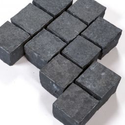 Seltra Natursteine Pflastersteine SANOKU® ELEGANCE Basalt anthrazit-schwarz Oberfläche geflammt, Unterseite gesägt, Seiten gespalten, 10x10x8 cm