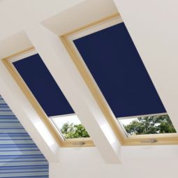RoofLITE Verdunkelungsrollo DUR Uni Blau 4212 manuelle Bedienung, geeignet für Dachfenster von RoofLITE und VELUX
