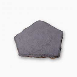 Seltra Natursteine Stepping Stones SANOKU® ELEGANCE satiniert Basalt anthrazit-schwarz Oberfläche geflammt & wassergestrahlt, Kanten gespalten, Ø 40/55x3,5 cm