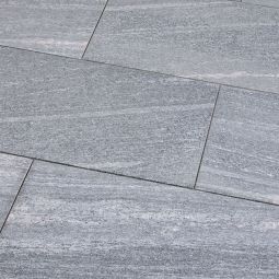 Seltra Natursteine Terrassenplatten BIASCA satiniert Gneis silbergrau-liniert Oberfläche geflammt & gebürstet, Kanten gefast, verschiedene Größen