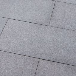 Seltra Natursteine Terrassenplatten GALA EXACTA Granit anthrazit Herkunft China Oberfläche geflammt, Kanten gefast, Seiten gesägt, verschiedene Größen