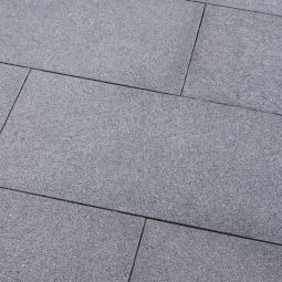 Seltra Natursteine Terrassenplatten GALA EXACTA satiniert Granit anthrazit Herkunft China Oberfläche geflammt & gebürstet, Kanten gefast, verschiedene Größen