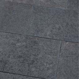 Seltra Natursteine Terrassenplatten SANOKU® ELEGANCE satiniert Basalt anthrazit-schwarz Oberfläche geflammt & gebürstet, Kanten gefast, verschiedene Größen
