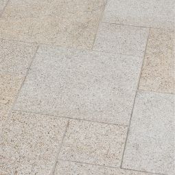 Seltra Natursteine Terrassenplatten SOL EXACTA+ Granit rötlich-gelb-grau Oberfläche gestockt oder geflammt, Kanten gefast, Seiten gesägt, in zwei Größen