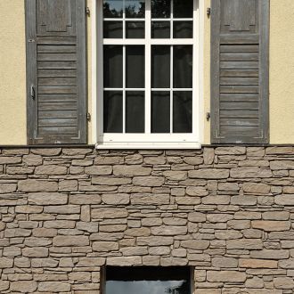 Hausfassade mit DE RYCK Wandverblender Murok Sierra Grau nuanciert