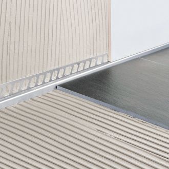 Einbaubeispiel BLANKE Fliesenschiene Gefällekeil AQUA-KEIL WAND Edelstahl Schwarz matt 11/40mm 